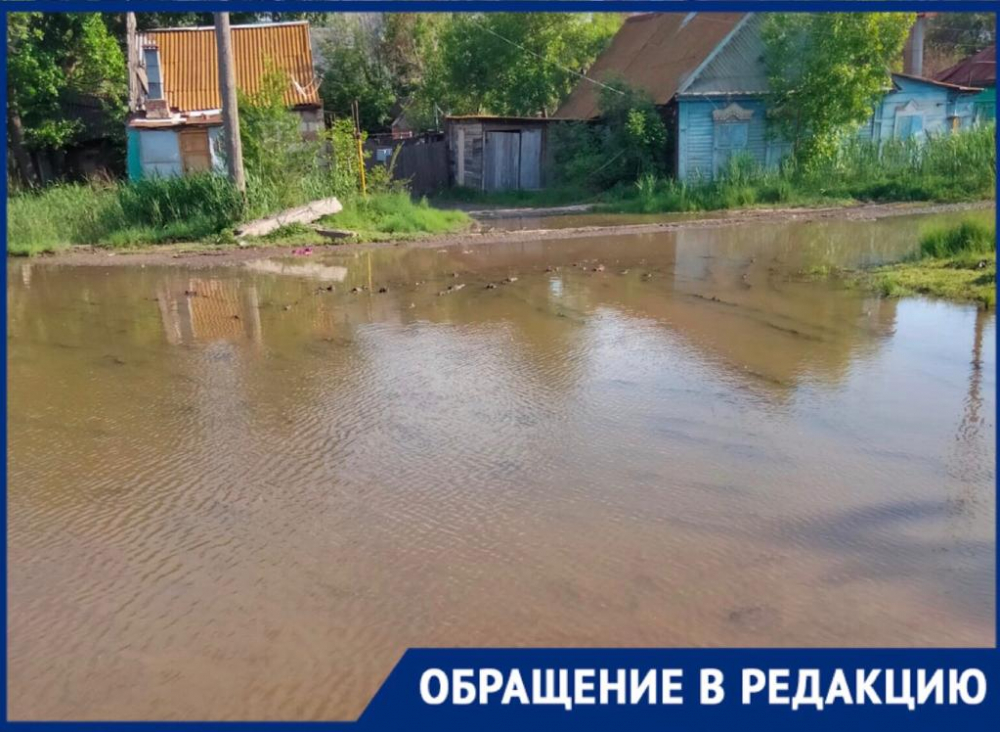 Городское половодье: 2 месяца коммунальщики не могут найти и устранить протечку в центре Астрахани Городское половодье: 2 месяца коммунальщики не могут найти и устранить протечку в центре Астрахани