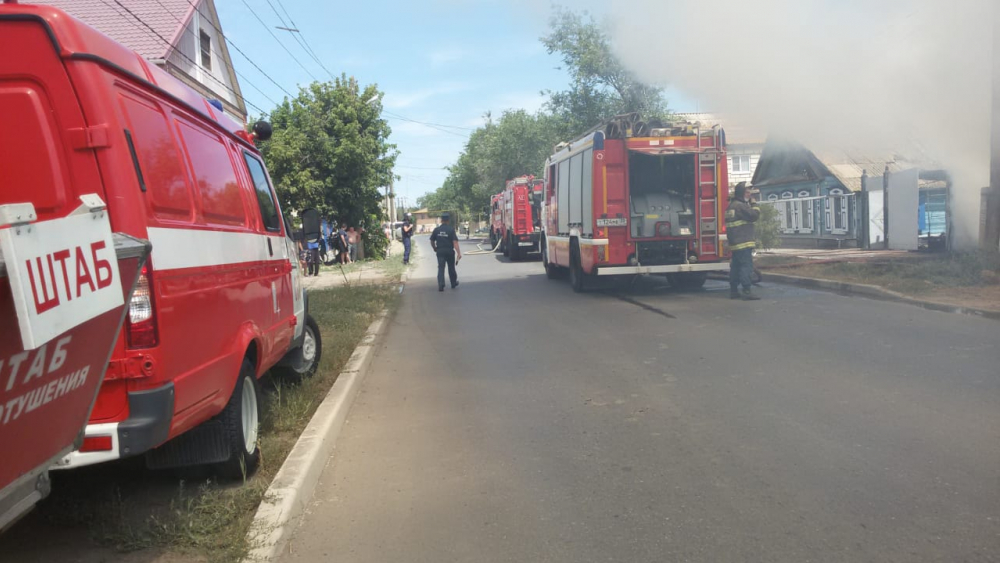 В Трусовском районе потушили крупный пожар В Трусовском районе потушили крупный пожар