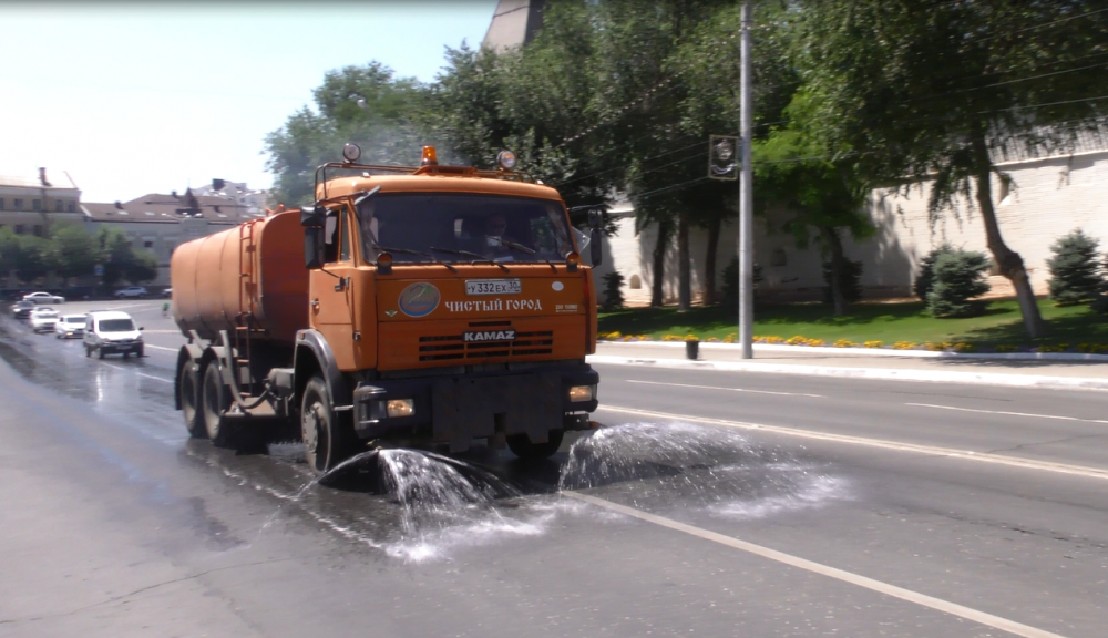 В Астрахани из-за жары дороги поливают водой В Астрахани из-за жары дороги поливают водой