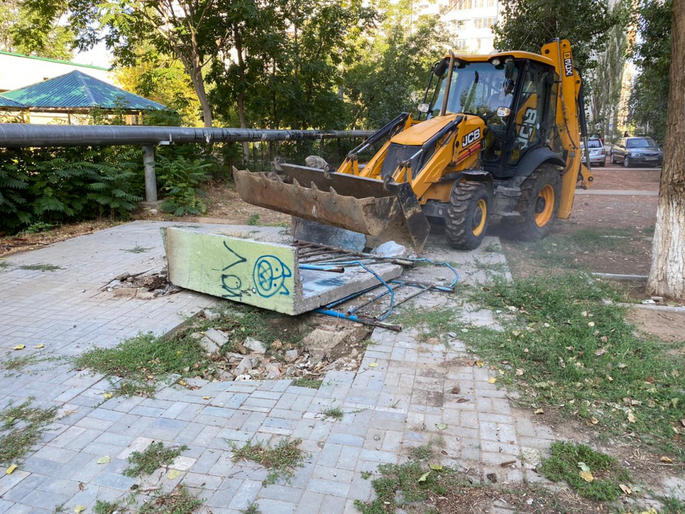 В Астрахани начали демонтаж старых бетонных конструкций на детских площадках В Астрахани начали демонтаж старых бетонных конструкций на детских площадках