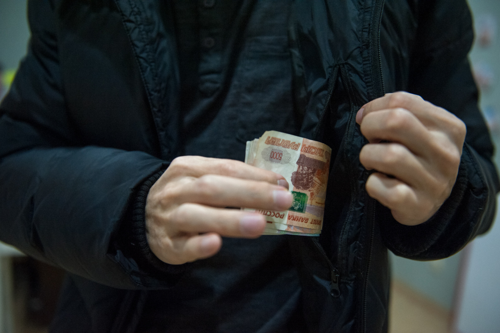 Астраханец, который пытался дать взятку полицейскому, пошел под суд Астраханец, который пытался дать взятку полицейскому, пошел под суд