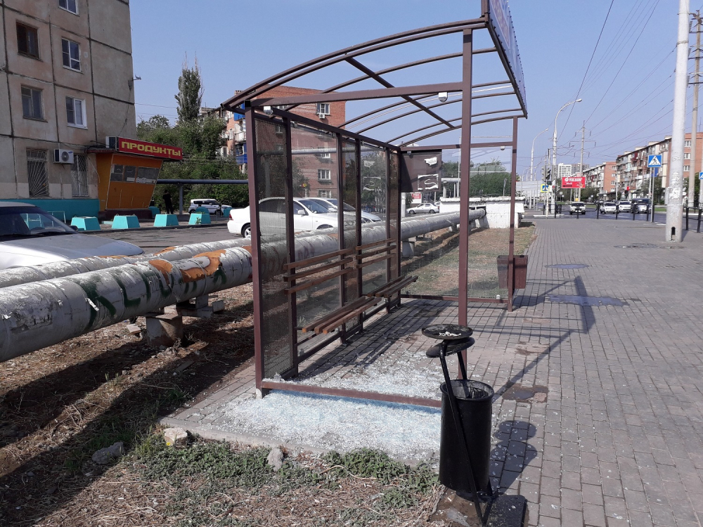 В Астрахани разбили очередную антивандальную остановку В Астрахани разбили очередную антивандальную остановку