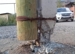 В Астрахани очередной столб грозит упасть на прохожих В Астрахани очередной столб грозит упасть на прохожих