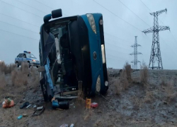 На астраханской трассе опрокинулся автобус: пятеро человек в больнице На астраханской трассе опрокинулся автобус: пятеро человек в больнице