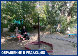 "Это невыносимо, никто нас не слушает": астраханцы пытаются демонтировать опасную детскую площадку "Это невыносимо, никто нас не слушает": астраханцы пытаются демонтировать опасную детскую площадку