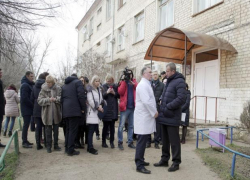 Главврача икрянинской больницы уволили за то, что супруга зарабатывает больше него Главврача икрянинской больницы уволили за то, что супруга зарабатывает больше него