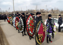 В Астрахани простились с погибшим полицейским Артёмом Франкевичем В Астрахани простились с погибшим полицейским Артёмом Франкевичем