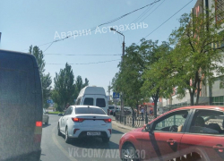 "Это ловушки": еще один светофор в Астрахани спрятался от водителей "Это ловушки": еще один светофор в Астрахани спрятался от водителей