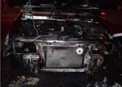 В первые часы нового года в Астрахани подожгли автомобиль В первые часы нового года в Астрахани подожгли автомобиль