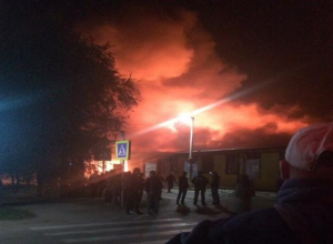 В Астраханской области очень крупный пожар: горит рынок В Астраханской области очень крупный пожар: горит рынок