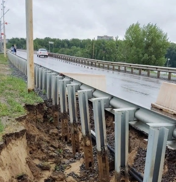 Недавно отремонтированный мост в Ахтубинске не выдержал напора дождя