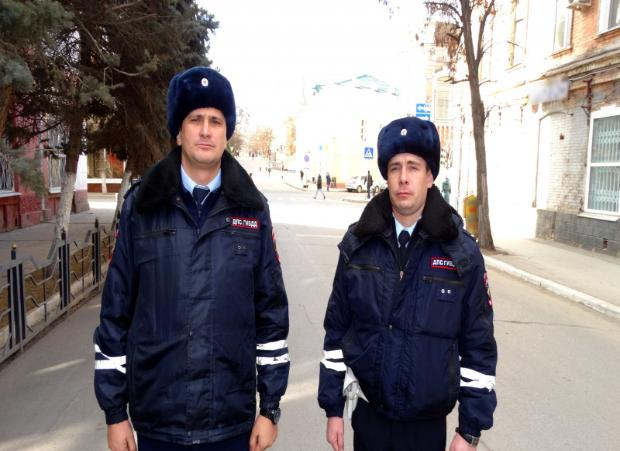 В Астрахани сотрудники полиции спасли жизнь 4-летнему ребенку В Астрахани сотрудники полиции спасли жизнь 4-летнему ребенку