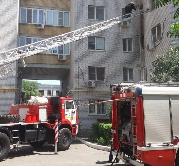 Из горящей квартиры в Астрахани спасли пять человек Из горящей квартиры в Астрахани спасли пять человек