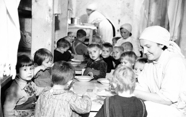 «Мама наливала мне стакан молока и давала два-три ломтика хлеба»: почетный гражданин Астрахани о жизни во время войны «Мама наливала мне стакан молока и давала два-три ломтика хлеба»: почетный гражданин Астрахани о жизни во время войны