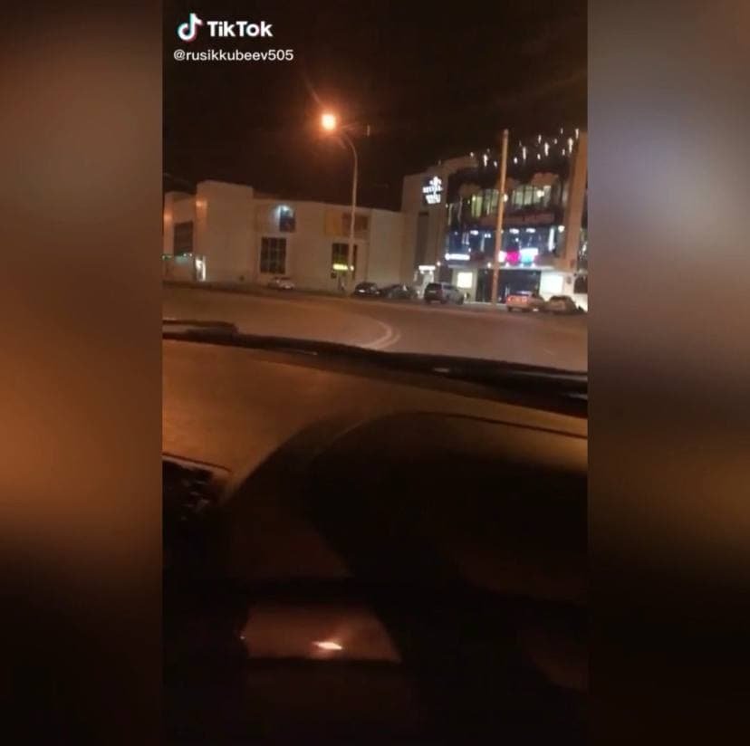 Молодой тиктокер врезался в известное астраханское кафе: кадры от первого лица Молодой тиктокер врезался в известное астраханское кафе: кадры от первого лица