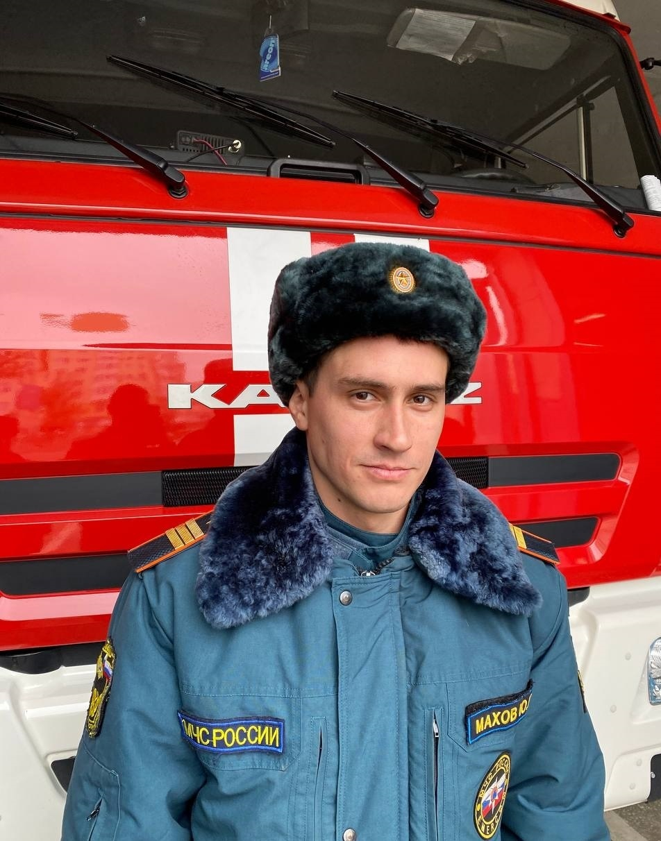 Астраханец спас двух людей из горящей квартиры Астраханец спас двух людей из горящей квартиры