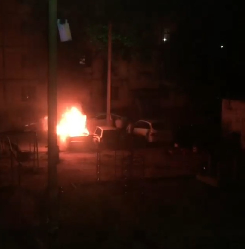 В Астрахани ночью полыхал автомобиль В Астрахани ночью полыхал автомобиль