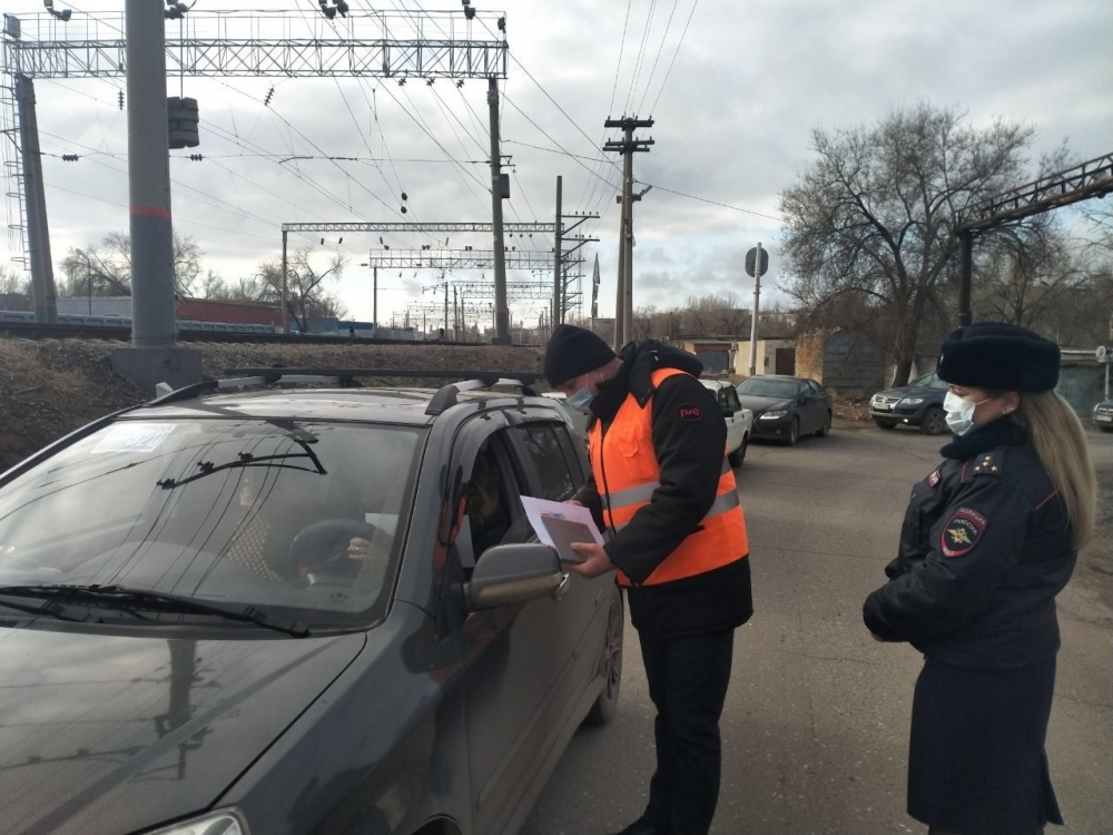 Астраханским водителям напомнили о правилах проезда через железнодорожные переезды