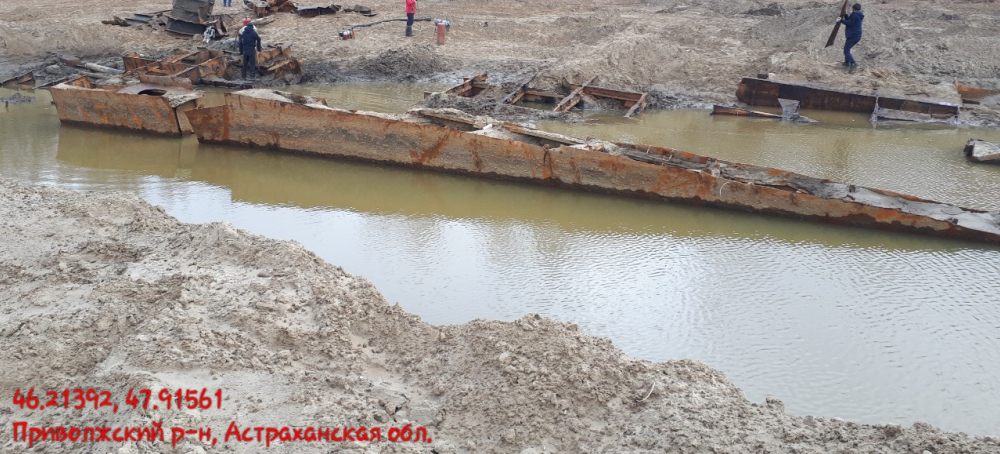 Неизвестные, распилив суда, загрязнили почву в Астраханской области нефтью