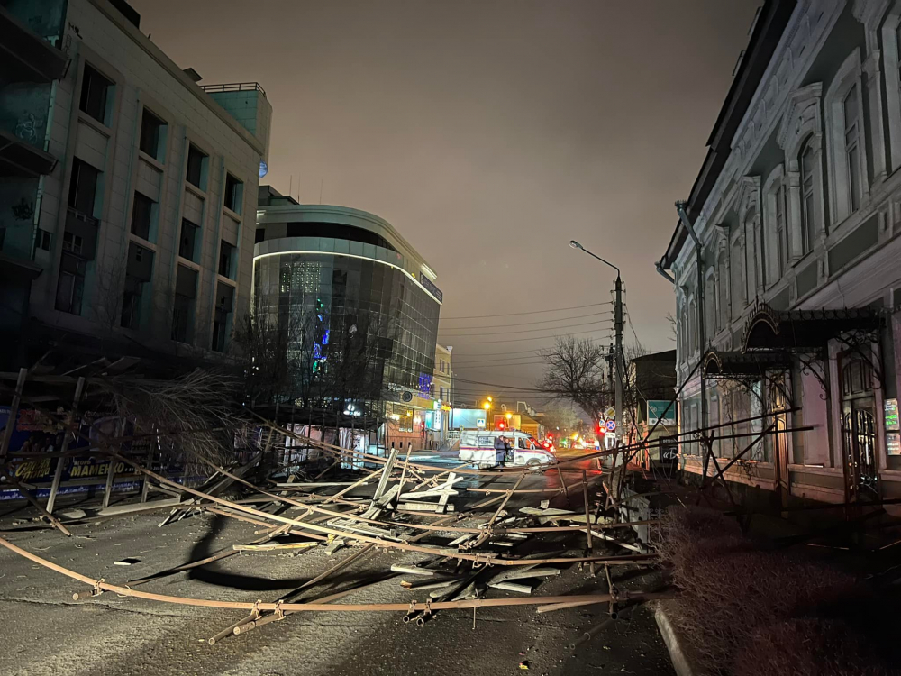 В центре Астрахани рухнули строительные леса
