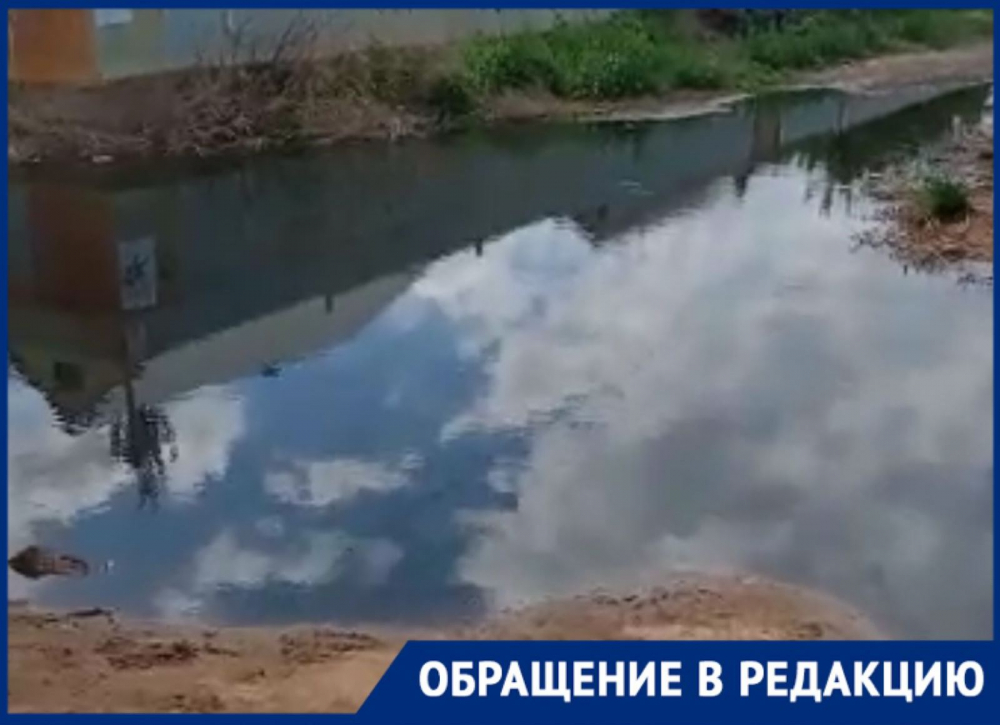 Когда отключат воду в астрахани. Астрахань вода. Половодье в Астраханской области. Наводнение в Астрахани в 2005 году. Паводок в астраханских селах.