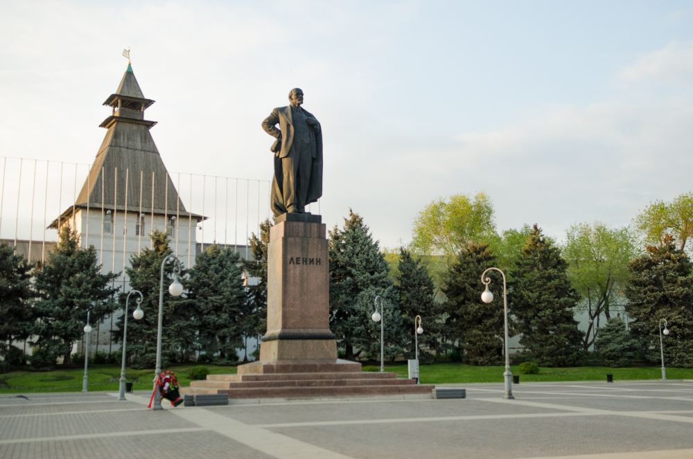 Площадь астрахани. Площадь Ленина Астрахань. Площадь Ленина Астрахани с надписью. Площадь Ленина в Астрахани в 1996 году. Площадь Ленина Астраханской обл.