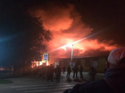 В Астраханской области очень крупный пожар: горит рынок