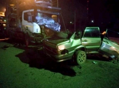 Смертельное ДТП: Астраханец на «Ладе» врезался в перевозивший новые авто грузовик 