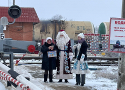 Железнодорожники поздравили автомобилистов с Новым годом 