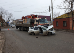 Астраханец, нарушив ПДД, погиб от столкновения с грузовиком 