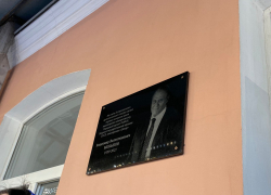 В Астрахани открыли мемориальную доску памяти Владимира Меньшова