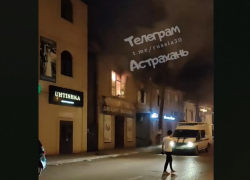 В Астрахани на Больших Исадах сгорел магазин товаров по низким ценам