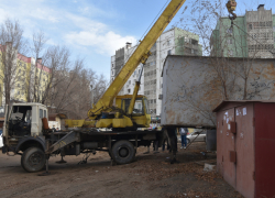 Астраханцы блокируют незаконными гаражами теплосети и трубу водоканала 