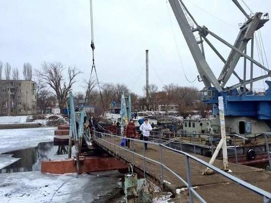 В Астрахани сломался напополам пешеходный мост