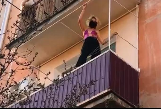 Астраханки устроили умопомрачительные танцы на своих балконах
