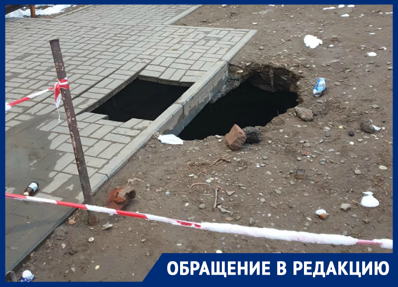 Ну и дыра: в Астрахани стремительно проваливается земля у жилого дома
