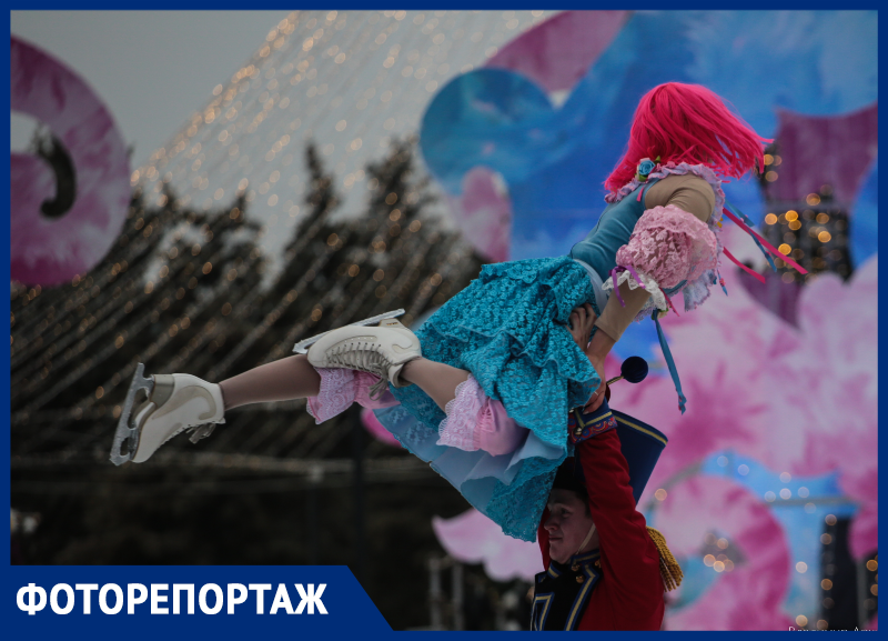 В Астрахани прошло ледовое шоу Ильи Авербуха: кадры с новогоднего представления