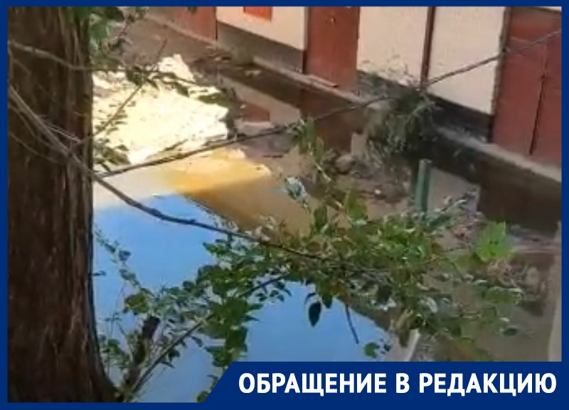 Астраханцы четыре дня не могут выйти из дома из-за порыва канализации