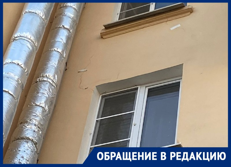 В центре Астрахани гибнет памятник архитектуры из-за ремонта в заехавшем туда кафе
